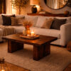 Table basse en bois massif dans un salon décoré avec des éléments d’automne, sur un tapis texturé de nuit