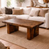 Table basse en bois massif mise en scène dans un salon chaleureux avec canapé, tapis et décoration naturelle