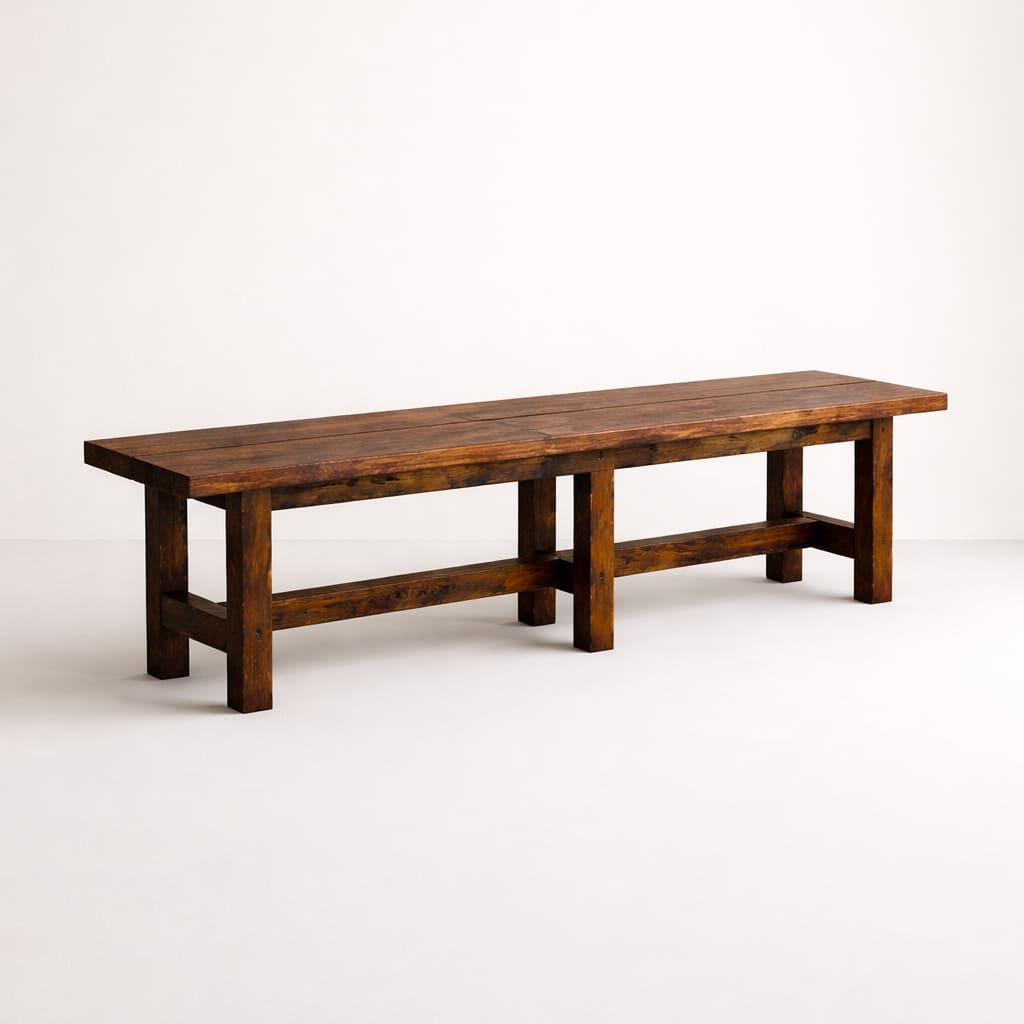 Banc en bois massif de style ferme, présenté seul sur fond neutre