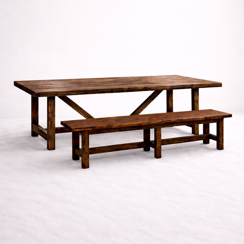 Table de ferme en bois massif accompagnée d’un banc assorti, présentés sur fond neutre
