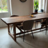 Table de ferme en bois massif, présentée dans une salle à manger lumineuse