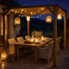 Pergola en bois éclairée de lanternes et guirlandes, avec table dressée pour un dîner en extérieur. Mise en scène nocturne du rendu final de la pergola construite grâce aux plans