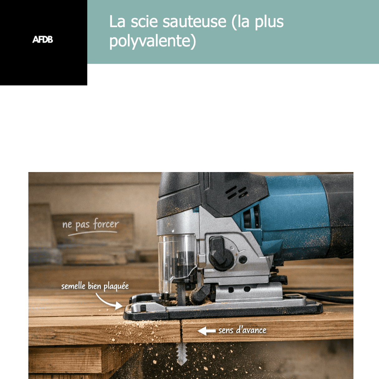 Gros plan d’une scie sauteuse en train de couper une planche de bois, avec poussière de coupe et indications de bonne utilisation