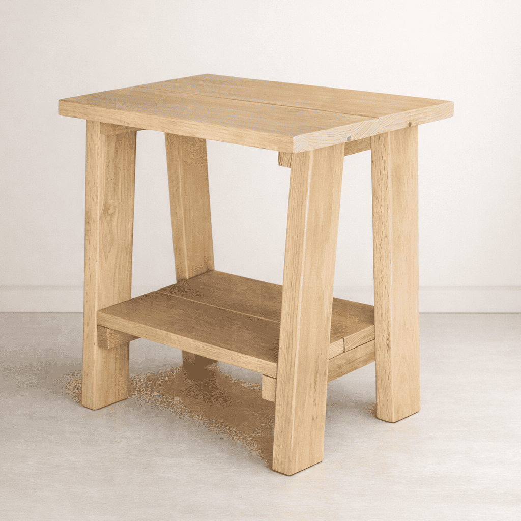 Table de chevet minimaliste en bois, vue produit sur fond clair